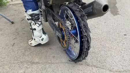 Ross Branch gewinnt auf Yamaha die Rallye Kasachstan und kommt bei einer Sonderprüfung selbst mit einem zerfezten Reifen auf P3 ins Ziel!