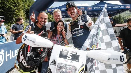 Billy Bolt von Rockstar Energy Husqvarna Factory Racing hat die erste Punkterunde der FIM Hard Enduro Weltmeisterschaft 2021, das Abestone Hard Enduro in Italien, gewonnen.