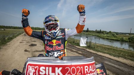 Zusammen mit seinem zweiten Platz beim ersten Lauf zur FIM Cross-Country-Rallye-Weltmeisterschaft - Rallye Kasachstan - übernimmt Walkner die Führung in der Serienwertung mit 21,5 Punkten Vorsprung auf den Zweitplatzierten.