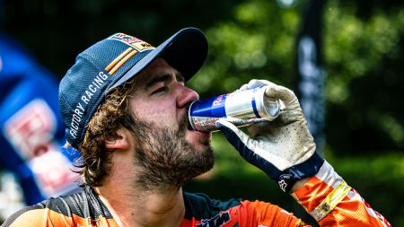 Der vorletzte Renntag der vierten Runde der FIM Hard Enduro World Championship bei den Red Bull Romaniacs brachte Wade Young (Sherco) den Sieg, während Manuel Lettenbichler (KTM) dem Gesamtsieg einen Schritt näher gekommen ist.