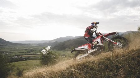 Hard-Enduro-Legende Taddy Blazusiak hat sich beim relativ kurzen Eröffnungszeitfahren in Rumänien als Fünftschnellster für seine 2021 Red Bull Romaniacs qualifiziert und damit einen starken Start hingelegt.