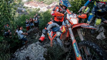 Manuel Lettenbichler (KTM) gewann und übernahm die Führung im Rennen, Jarvis fiel kurz vor dem Ziel aus!