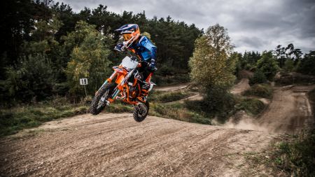 Die KTM 50 SX FACTORY EDITION gibt den perfekten ersten Vorgeschmack auf die Leistung, die Fähigkeiten und die Möglichkeiten, die sich durch die gesamte KTM SX-Reihe ziehen.
