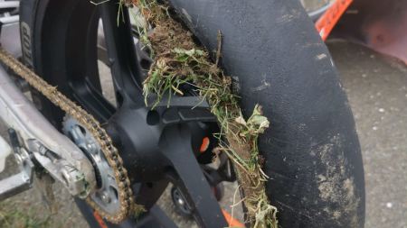 Ein Heimrennen ist immer etwas besonderes, somit fuhr der junge Österreicher diesmal mit KTM Verkleidung. Auch sein Fanclub reiste extra an um ihn vor Ort zu unterstützen, in Lederhosen natürlich!