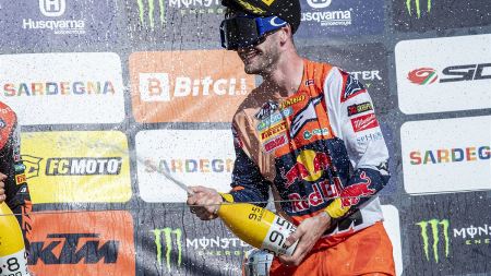 2021 MXGP begab sich in den tiefen Sand von Riola Sardo für den ersten Grand Prix von Sardinien und Red Bull KTM Factory Racing erlebte, wie Jeffrey Herlings und Tom Vialle die Klassen MXGP und MX2 zum dritten Mal in Folge gewannen.