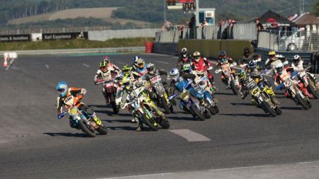 Supermoto ist sowieso extrem leiwand zum Zuschaun´- und wenn es um das Finale geht, dann sind harte Kämpfe ein Garant für echten Motorsport!