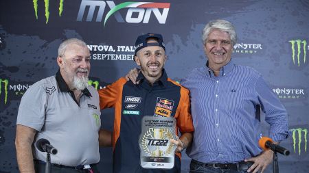 Der langjährige Promoter der FIM Motocross-Weltmeisterschaft, Infront Motor Racing, hat gemeinsam mit der FIM beschlossen, die Startnummer 222 zu Ehren von Red Bull KTM Factory Racing-Pilot Tony Cairoli einzuziehen, der am 10. November beim Grand Prix von Cittá de Mantova in Mantua eine glorreiche 18-jährige Karriere beenden wird.