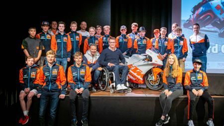 In der KTM Motohall in Mattighofen wurden die Besten Austrian Junior Cup Teilnehmer des Jahrgangs 2021 geehrt. 2022 geht es auf größeren Strecken, mit mehr Rennen und verbesserten Reglement in die zweiter Saison Austrian Junior Cup mit der ebenso verbesserten KTM RC4R.