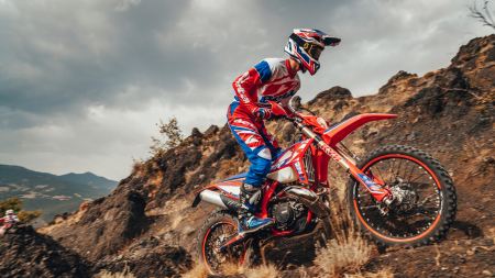 Der Herbst ist da, und während alle anderen beginnen, es sich zu Hause gemütlich zu machen, brechen die echten Enduro-Fahrer auf, um die neuen RR Racing My 2022 zu testen!