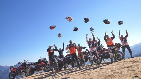 Die vierte Ausgabe der europäischen KTM ADVENTURE RALLYE, die im letzten Jahr verschoben wurde, bot 150 KTM-Fahrern, KTM-Botschaftern und KTM-Mitarbeitern aus mehr als 20 Ländern ein READY TO RACE-Community-Event mit atemberaubenden Fahrten in einigen der epischsten und herausforderndsten Gebiete, die Griechenland zu bieten hat.