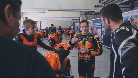 Die KTM RC 8C ist ein handgefertigter, leichtgewichtiger Rennprototyp, der den bekannten 889-Parallel-Twin-Motor aus der KTM 890 DUKE R in einem maßgeschneiderten, rennstreckentauglichen Chassis verwendet, das mit High-End-Rennkomponenten gespickt ist.