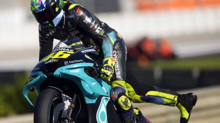 Brad Binder kann seinen 7. Platz halten und Rossi beendet seine Karriere auf P10 - grazie Vale für die tolle Zeit!