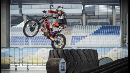 Die Boxen des Red Bull Ring, wo sich im Sommer Formel-1- und MotoGP-Teams auf ihre Triumphzüge vorbereiten, werden seit einigen Jahren im Winter zu einem Indoor-Trial-Parcours umfunktioniert.