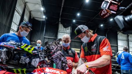 Das Monster Energy Honda Team ist bereit für den Start bei der 44. Ausgabe der Rallye Dakar. 