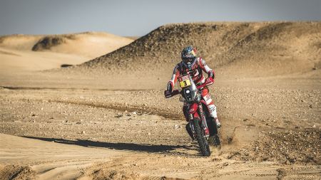 Sam Sunderland führt weiterhin die Rallye Dakar 2022 an. In der vorläufigen Gesamtwertung hat der Brite nun drei Minuten Vorsprung auf seinen nächsten Verfolger! 