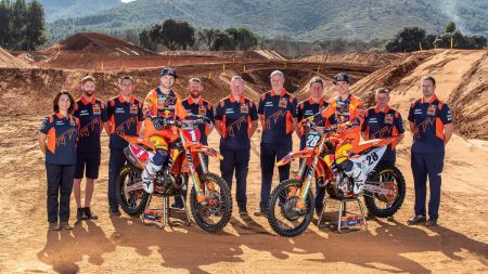 Der amtierende Weltmeister Red Bull KTM Factory Racing eröffnet an diesem Wochenende seine MX GP-Saison in Großbritannien.
