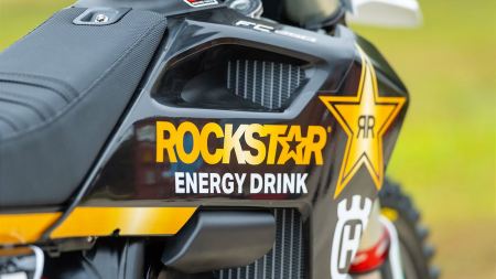 Husqvarna Motorcycles freut sich, eine Verlängerung der erfolgreichen Partnerschaft mit Rockstar Energy Drink für die Jahre 2022 und 2023 bekannt zu geben.
