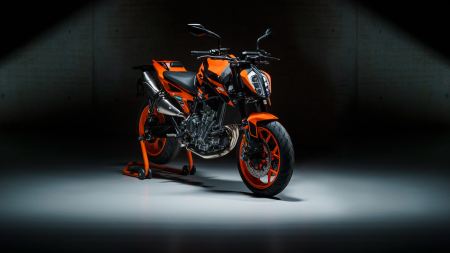 Die KTM 890 DUKE GP ist ein kompaktes, perfekt abgestimmtes und leistungsstarkes Motorrad für Fahrer, die gerne auf schnellen Landstraßen unterwegs sind.