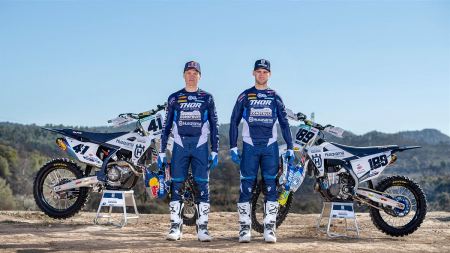 Husqvarna Motorcycles freut sich, bekannt zu geben, dass das Team Husqvarna Factory Racing die Marke im Jahr 2022 offiziell in der MXGP-Weltmeisterschaft vertreten wird. Husqvarna Motorcycles freut sich, bekannt zu geben, dass das Team Husqvarna Factory Racing die Marke im Jahr 2022 offiziell in der MXGP-Weltmeisterschaft vertreten wird. 