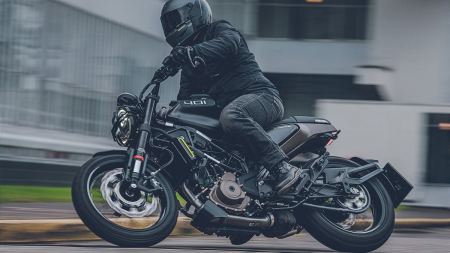 Husqvarna Motorcycles freut sich, die Einführung der Vitpilen- und Svartpilen-Modelle 2022 bekanntgeben zu dürfen – atemberaubende Straßenmotorräder, die modernes und stylisches Design mit erstklassigen Funktionen und Technologien kombinieren.