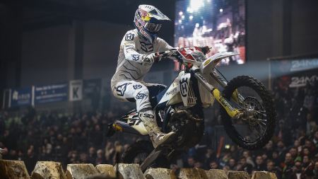 Zum Abschluss seiner Teilnahme an der FIM SuperEnduro Weltmeisterschaft 2022 in der fünften Runde in Deutschland lieferte Billy Bolt von Husqvarna Factory Racing eine weitere dominante Vorstellung ab und holte sich den Gesamtsieg in Riesa.