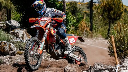 Der EnduroGP von Portugal stellte alle Fahrer auf eine harte Probe und bot eine herausfordernde Kombination aus langen, trockenen und harten Sonderprüfungen zusammen mit heißem, kräftezehrendem Wetter. 