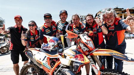 Obwohl Manuel Lettenbichler von Red Bull KTM Factory Racing nach seiner Knieoperation einen langen Weg der Genesung vor sich hat, bewies der Deutsche in Serbien, dass er bereits wieder in Topform ist und auf Sieg fährt.