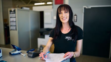 Julia Eder ist für Kundenannahme und Administration die  beste Wahl - freundlich und zielstrebig.