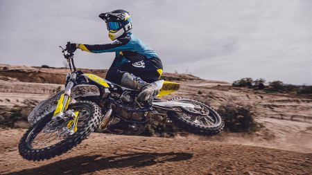 Die neuen TC- und FC-Modelle 2023 von Husqvarna Motorcycles bieten weiterhin echte Motocross-Performance und verbessern das Fahrerlebnis auf der Strecke für alle Fahrer.