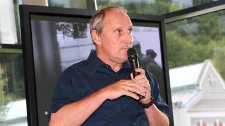Der Chef der niederösterreichischen Berndorf AG und einstige Astronaut, Franz Viehböck, glaubt nicht an die Umweltverträglichkeit von Elektroautos.