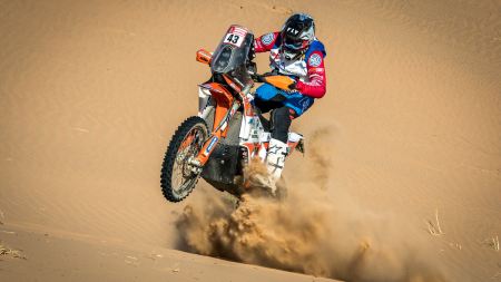 Die KTM 450 RALLY REPLICA basiert auf den Erfahrungen und Entwicklungen, die aus der jahrzehntelangen Dominanz von KTM bei der Rallye Dakar, sowie zahlreichen Siegen und Titeln in der FIM Cross Country-Rallies-Weltmeisterschaft stammen.