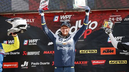 Es war ein Traumwochenende für Mikael Persson von Husqvarna Factory Racing, der bei der dritten Runde der FIM EnduroGP-Weltmeisterschaft in Italien an beiden Tagen den Sieg in der Enduro3-Klasse holte. 