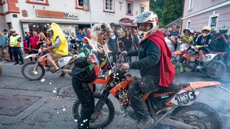 Fällt in die Kategorie "muss man live erlebt haben" ist der Sturm auf Eisenerz. Wer bis jetzt kein Benzin im Blut hat, hat es spätestens danach!