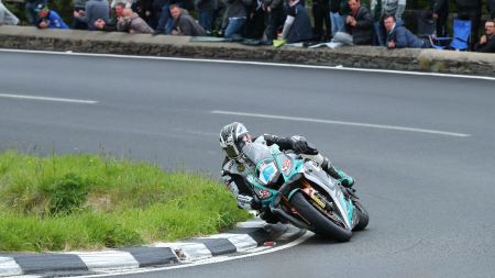 Mit einem neuen Rundenrekord von 129,475 mph setzte er sich im Monster Energy Supersport Race 1 gegen Dean Harrison durch.