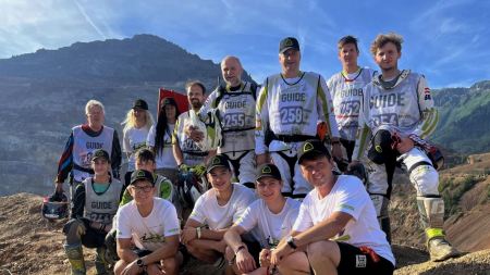 Endurosport verbindet - so ist es eine Ehrensache, dass das Team Family Enduro rund um Peter Bachler das Red Bull Erzbergrodeo tatkräftig unterstützt.