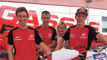 Auch wenn der Rider er am Podest steht - es gewinnt immer das Team. Bei Michael Walkner steht eine fachkundige Familie stark zu ihm.