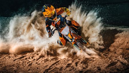 Die KTM 50 SX FACTORY EDITION, ist mit einer langen Liste von Premium-Komponenten ausgestattet, um jungen Rennfahrern den perfekten ersten Eindruck von Werksleistung zu vermitteln. 