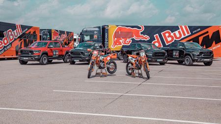 Die amerikanische Marke hat Red Bull KTM vier RAM 1500 zur Verfügung gestellt - zwei TRX, eine Lamarie Night Edition und einen Rebel -, die für den Rest der Saison 2022 für Fahrten zu und von den Offroad-Terminen genutzt werden.