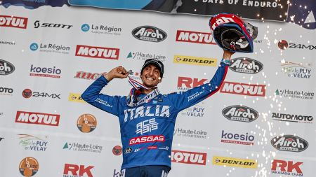 Das GASGAS Factory Racing-Ass, das bereits zum Enduro1-Weltmeister gekrönt wurde, hat bei der ISDE in Frankreich mit einer wahrhaft atemberaubenden Leistung zum zweiten Mal in Folge die Enduro1-Klasse gewonnen. 