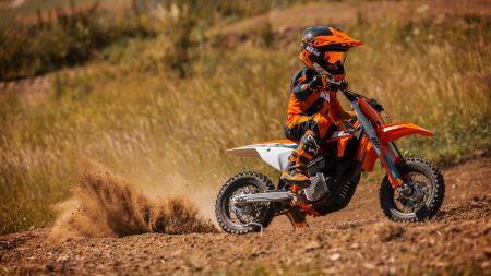 Mit ihrem Erfolg in der Europäischen Junior E-Motocross Championship ist die KTM SX-E 5 für junge Mini-Cross-Rennfahrer die perfekte Wahl.