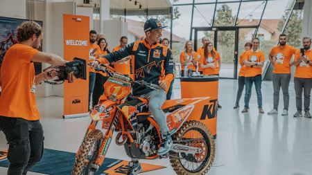 Red Bull KTM Factory Racing öffnete die Tore der Werkshalle für den MX2-Weltmeister von 2022, Tom Vialle, der seine KTM 250 SX-F im Rahmen eines speziellen Events zu Ehren des 21-jährigen Doppelweltmeisters diese Woche durch die KTM-Anlage jagte.