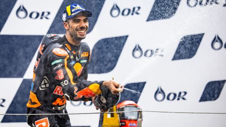 Oliveira stürmt von Platz 10 los, führt 12 Runden und gewinnt auf dem verregneten Chang International Circuit.