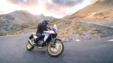 Auf der EICMA 2022 gibt es eine mit Spannung erwartete Rückkehr, nämlich die der Honda Transalp, die sich als nüchterner Allrounder bestätigt, aber in jeder Hinsicht einen epochalen Sprung im Vergleich zu ihren Vorgängern macht.