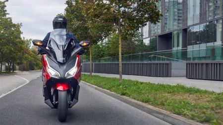 Der Honda Forza 350 wurde im Design erneuert, aber im Wesentlichen beibehalten. 