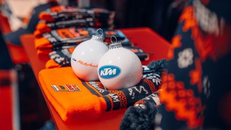Zum ersten Mal bringt der KTM Motohall Shop dieses Jahr eine Weihnachtskugel heraus.