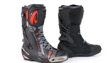 Phantom ist der neue bequeme und schützende Stiefel, der von der italienischen Firma Forma entworfen und auf der Grundlage der Vorschläge von professionellen Fahrern entwickelt wurde.