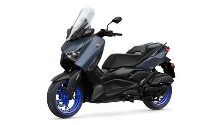 Zu den Yamaha-Neuheiten auf der EICMA gehört auch die XMAX 125 2023-Familie, die sich in Form und Inhalt an ihrem großen Bruder, der XMAX 300, orientiert. 