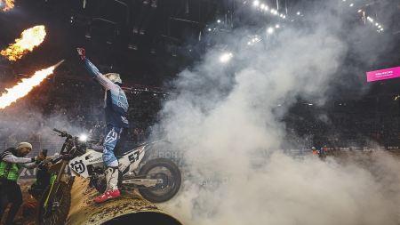 Billy Bolt von Husqvarna Factory Racing hat seine Titelverteidigung in der FIM SuperEnduro-Weltmeisterschaft mit einem Sieg in der ersten Runde in Polen perfekt begonnen. 