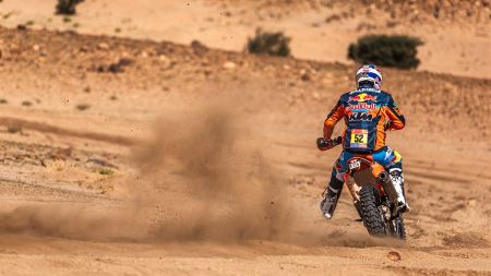 Red Bull KTM Factory Racing hat die Shakedown-Tests und die administrativen Überprüfungen vor der Rallye Dakar 2023 abgeschlossen und ist nun bereit, die 14 Etappen in Saudi-Arabien in Angriff zu nehmen.