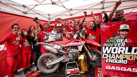 Da er sich nie auf seinen Lorbeeren ausruht, hat Andrea Verona von GASGAS Factory Racing beschlossen, 2023 in der hart umkämpften Enduro2-Klasse anzutreten, um seinen EnduroGP-Weltmeistertitel zu verteidigen.